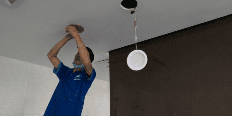 Bước 4: Đi dây loa trước khi gắn thiết bị