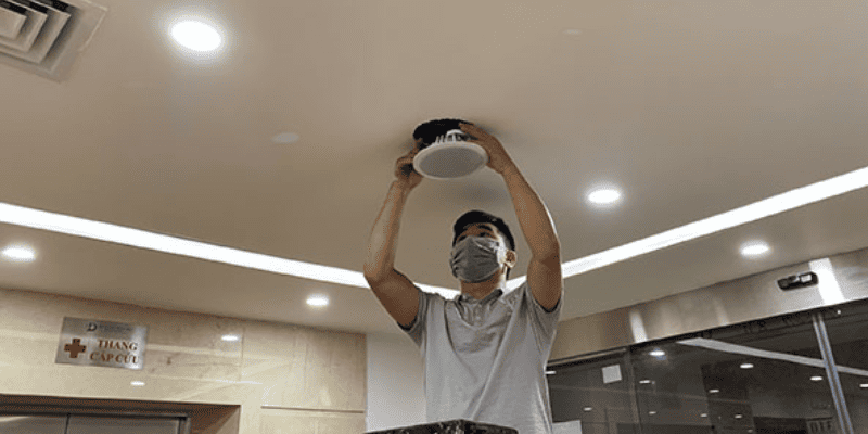 Bước 6: Gắn loa lên trần