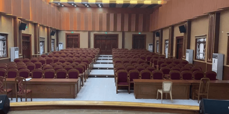 Chi phí đầu tư ban đầu của hệ thống âm thanh hội trường đa năng thường cao hơn Chi phí đầu tư ban đầu của hệ thống âm thanh hội trường đa năng thường cao hơn