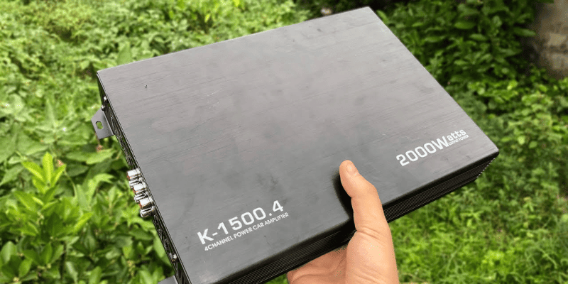 Cục đẩy công suất 12V là thiết bị khuếch đại tín hiệu âm thanh sử dụng nguồn điện 12 V DC