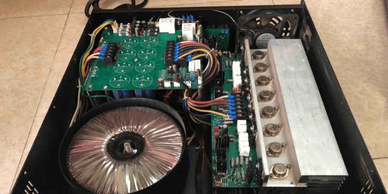 Cục đẩy sò sắt là cách gọi thiết bị khuếch đại âm thanh sử dụng transistor công suất có vỏ kim loại Cục đẩy sò sắt là cách gọi thiết bị khuếch đại âm thanh sử dụng transistor công suất có vỏ kim loại